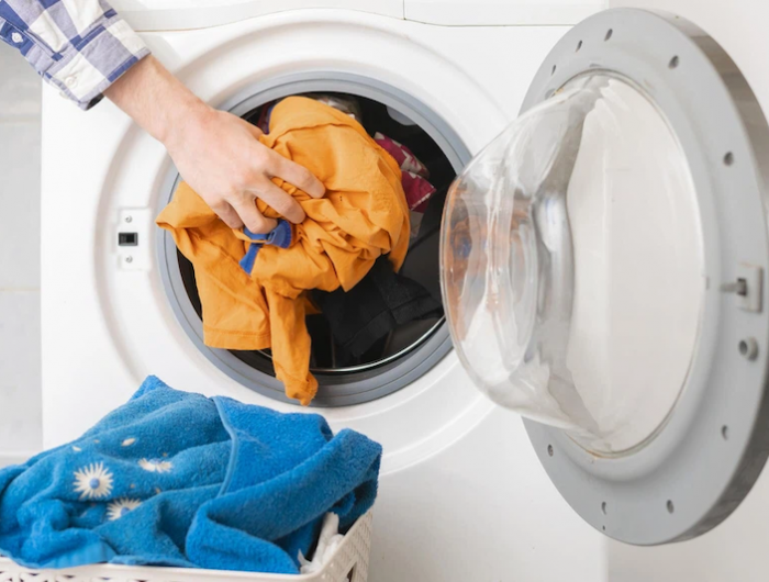 was tun wenn die waesche nach dem waschen stinkt waesche fuehlt sich nach dem waschen hart an gelbe bluse in die waschmaschine geben
