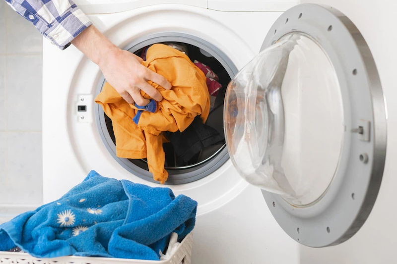 was tun wenn die waesche nach dem waschen stinkt waesche fuehlt sich nach dem waschen hart an gelbe bluse in die waschmaschine geben