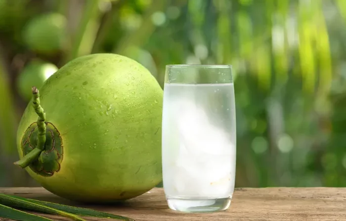 wasser trocknet gesicht aus kokosnusswasser trinken