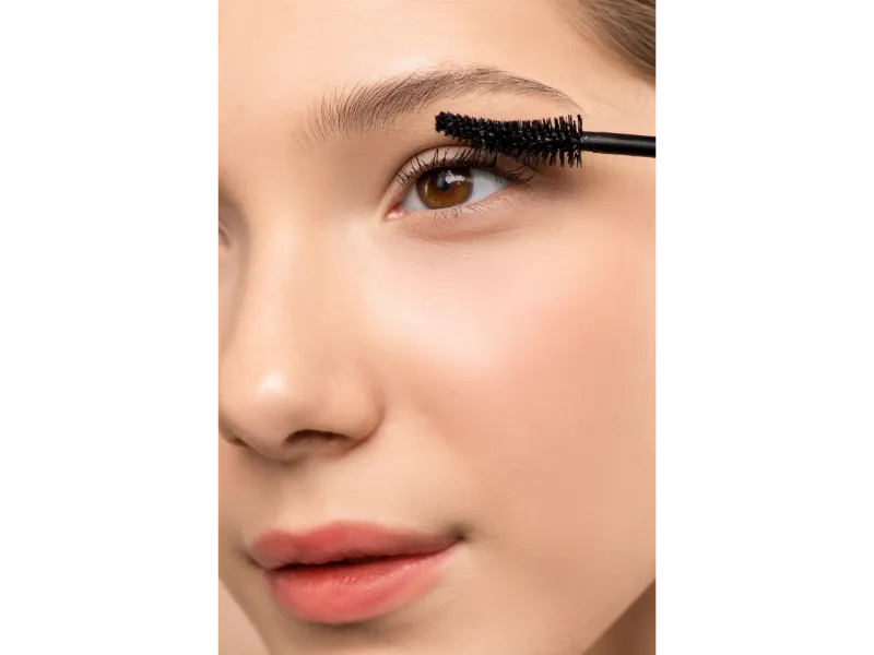 wasserfeste mascara im sommer tragen make up bei heissem wetter frisch halten