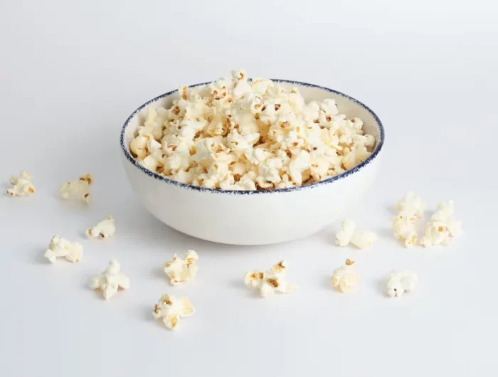 weisse schale mit popcorn selber machen suess und salzig