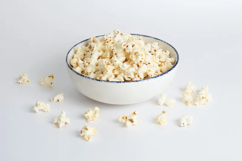 weisse schale mit popcorn selber machen suess und salzig