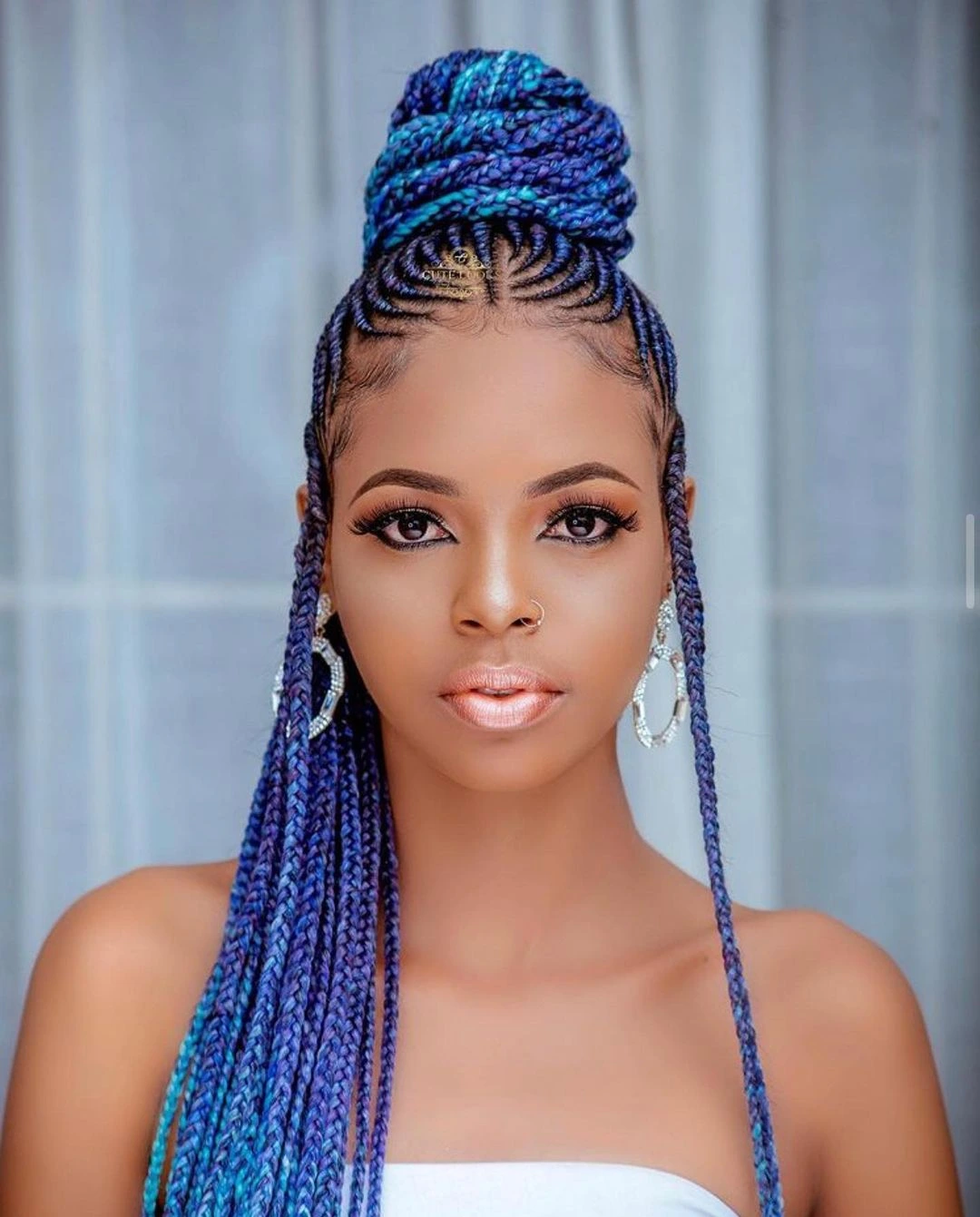 welche frisur im sommer blaue box braids mit top dutt