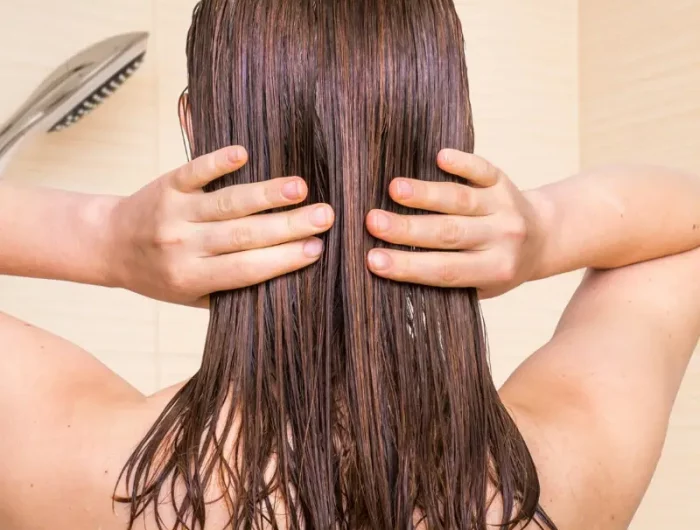 wie oft apfelessig fuer die haare kopfhaut reinigen frau in der dusche spuelt sich die haare