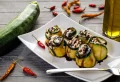 Die perfekte Vorspeise für die Garten-Party: 3 kinderleichte Rezepte für Zucchini-Lachs-Röllchen