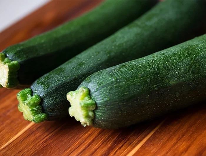 zucchini wie viel giessen was tun wenn zucchini nicht wachsen drei dunkelgruene zucchinis