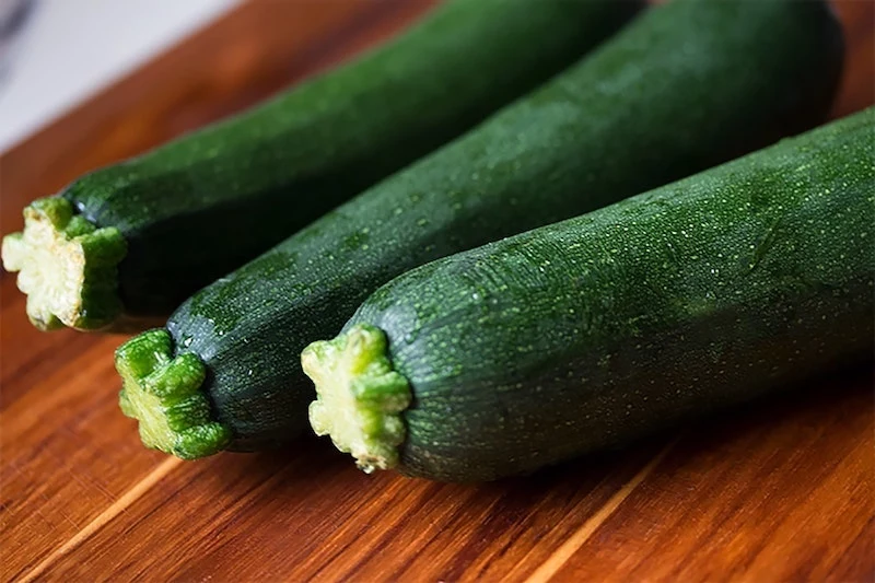 zucchini wie viel giessen was tun wenn zucchini nicht wachsen drei dunkelgruene zucchinis