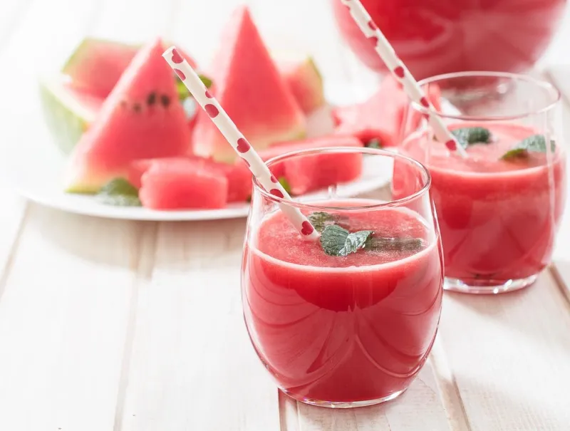 1 smoothies aus wassermelonerinde und erdbeeren zu