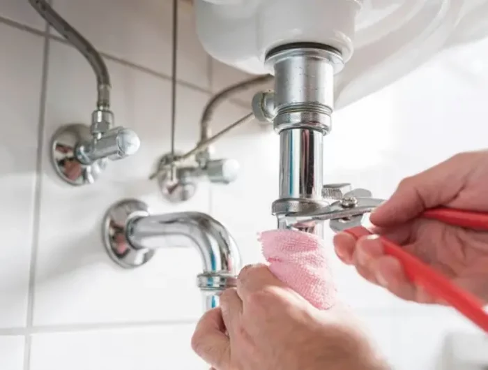 abfluss dusche stinkt trotz reinigung was gegen stinkenden abfluss tun mann demontiert rohr im badezimmer