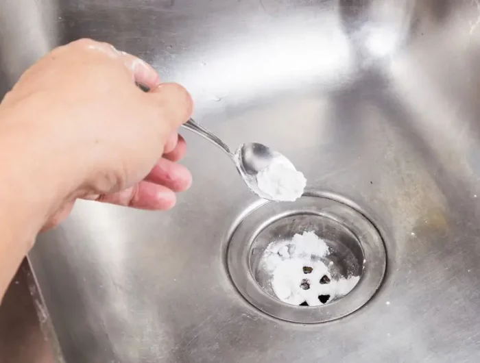 abfluss stinkt trotz reinigung stinkenden abfluss reinigen hausmittel ein loeffel natron in waschbecher geben