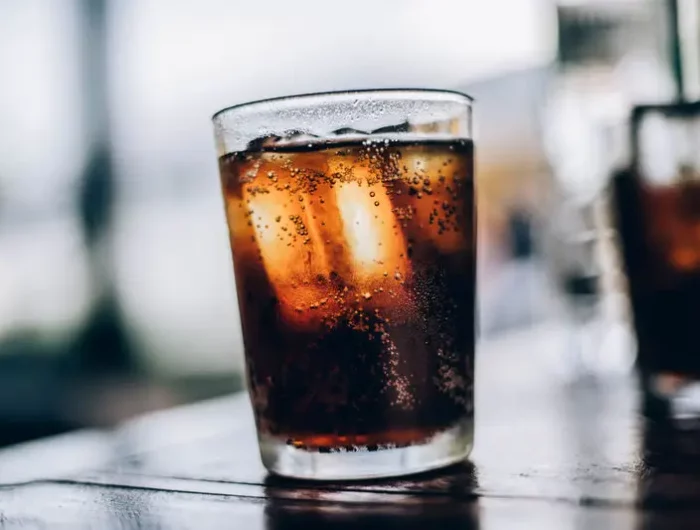 absfluss stinkt ploetzlich warum stinkt es aus dem abfluss stinkenden abfluss mit cola reinigen glas cola mit eis