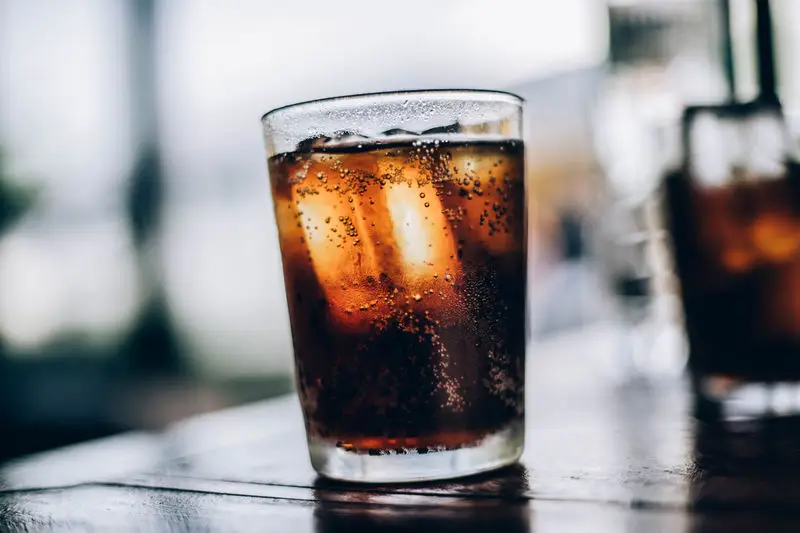 absfluss stinkt ploetzlich warum stinkt es aus dem abfluss stinkenden abfluss mit cola reinigen glas cola mit eis