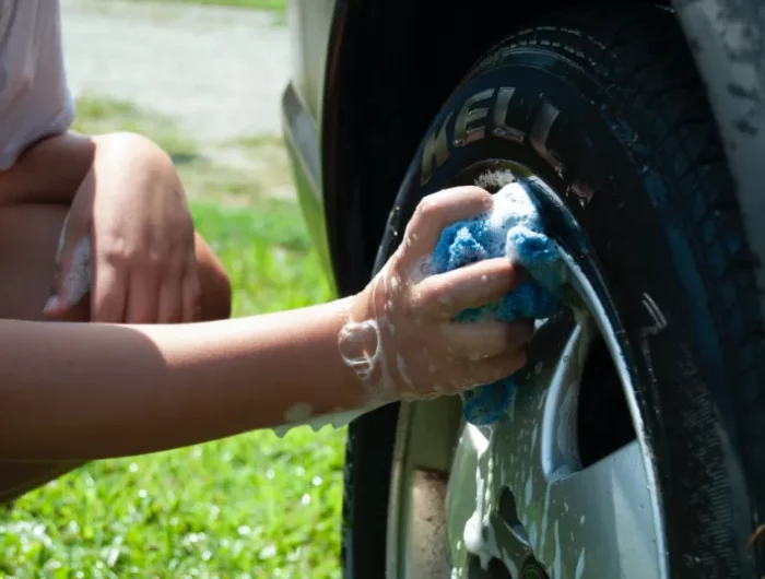auto waschen zu hause mit einem schwamm um wasser zu sparen