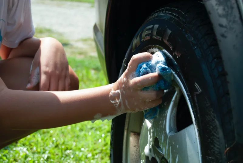 auto waschen zu hause mit einem schwamm um wasser zu sparen