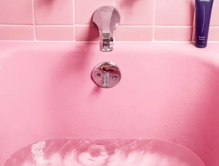 bad putzen tricks rosafarbene fliesen und waschbecken