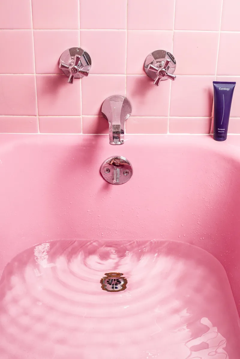 bad putzen tricks rosafarbene fliesen und waschbecken