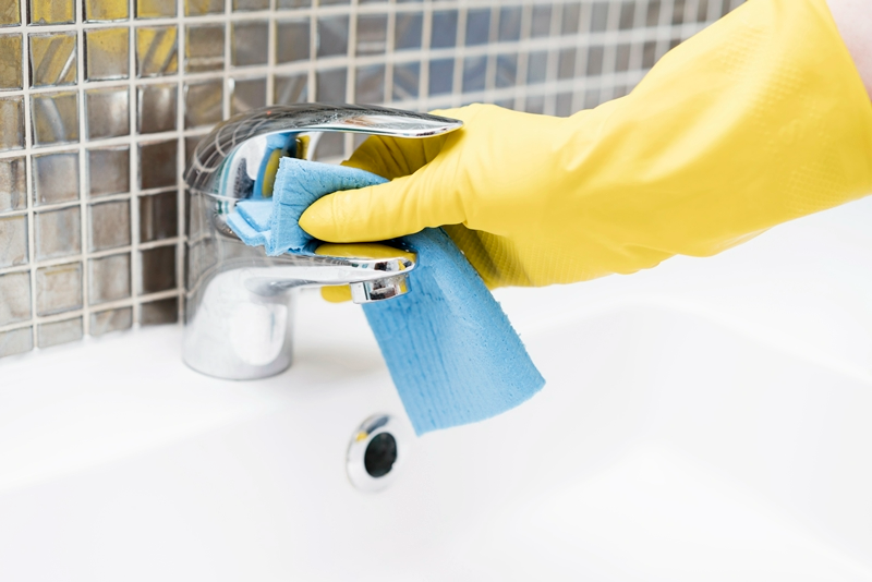 badewanne reinigen hausmittel wasserhahn sauber machen badezimmer