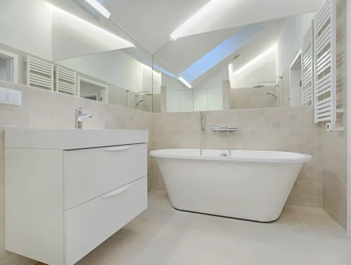 badzimmer makellos reinigen badewanne weiß waschbecken großer spiegel