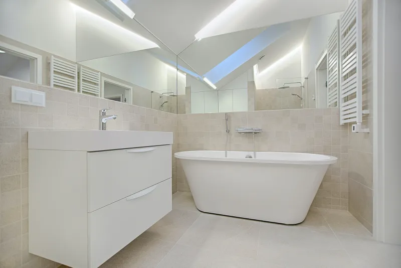 badzimmer makellos reinigen badewanne weiß waschbecken großer spiegel