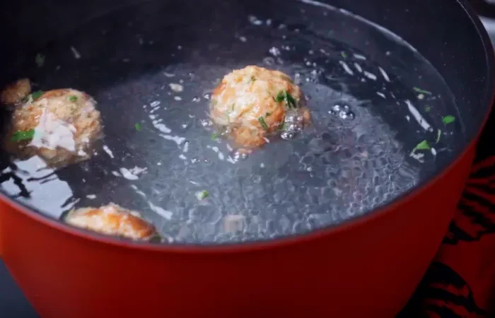 bayrische semmelknoedel von hand machen in salzwasser kochen