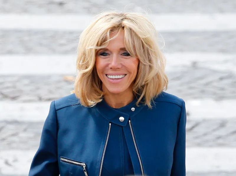 brigitte macron feathered bob mit mittelscheitel und geflippten enden