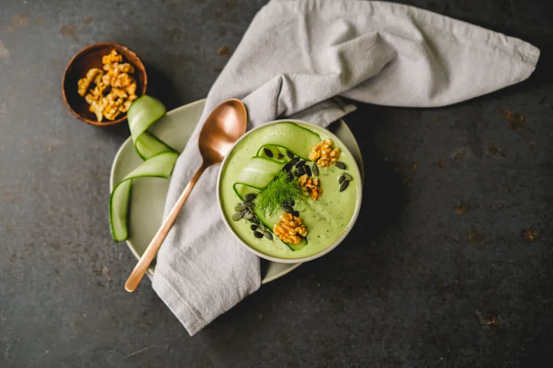 eine avocado suppe und leichte suppe