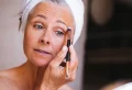 Make-up Tipps für Frauen 50+: Schritt für Schritt zu einem jüngeren Aussehen