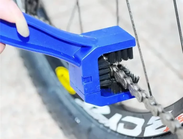 fahrradkette mit aceton reinigen kette angelaufen reinigen fahrradkette mit spezieller buerste blau putzen