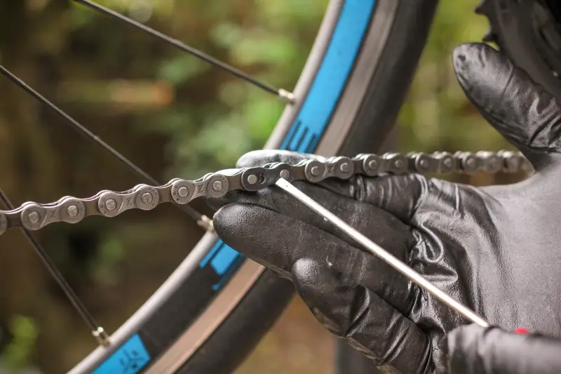 fahrradkette reinigen und ölen wie entfettet man eine fahrradkette mann zeigt schmutzige fahrradkette