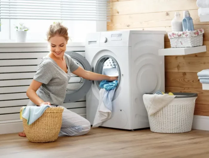frau waesch handtuecher in der waschmaschine