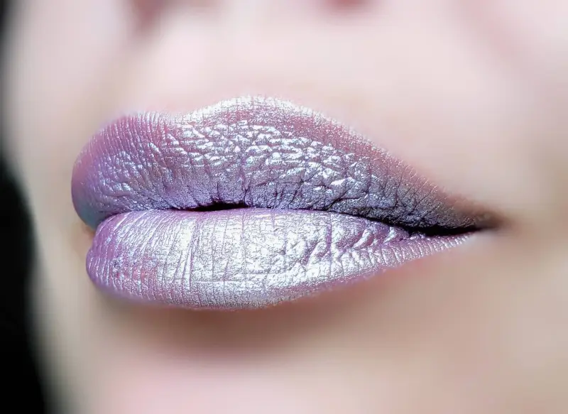 frosted lips welche farben sind aktuell lila silber frosted lips nah