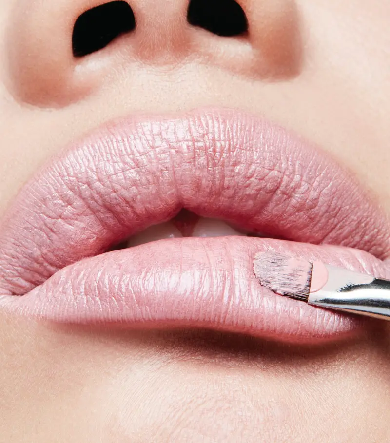 frosted pink lipstick aus den 90ern ist zuerueck frau traegt frosted lippenstift in baby rosa