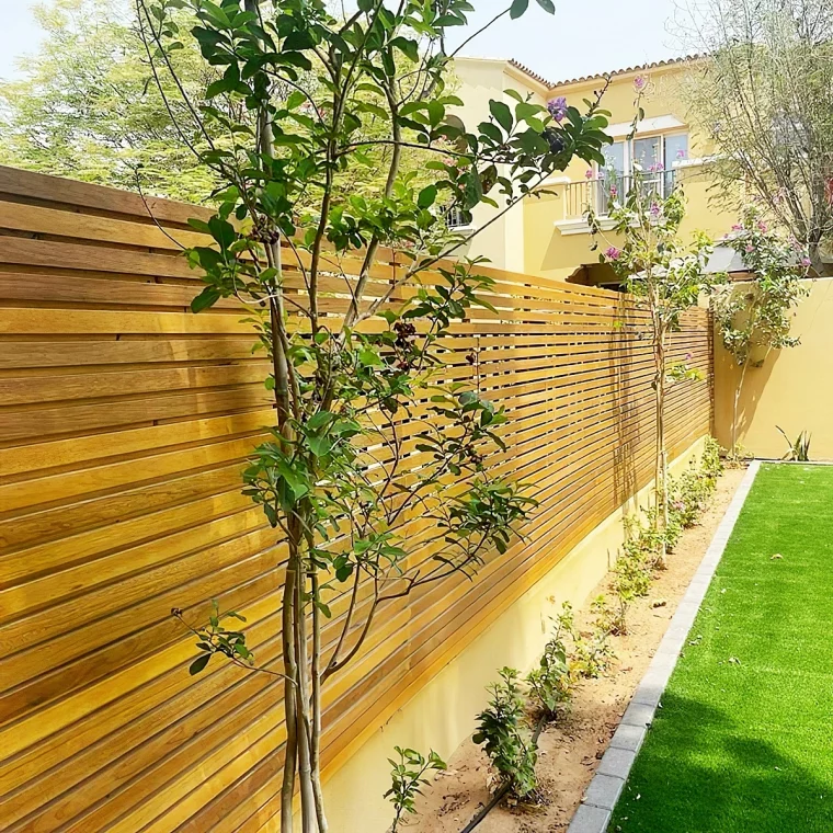 garten sichtschutz hoher zaun aus holz holzzaun aussenbereich 2024 gartentrends bluecitylandscaping