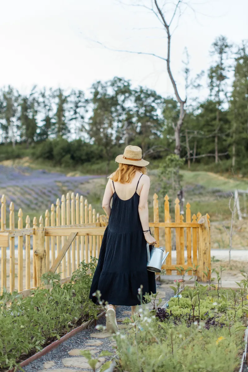 gartengestaltung frau schwarzes kleid lavendel lila