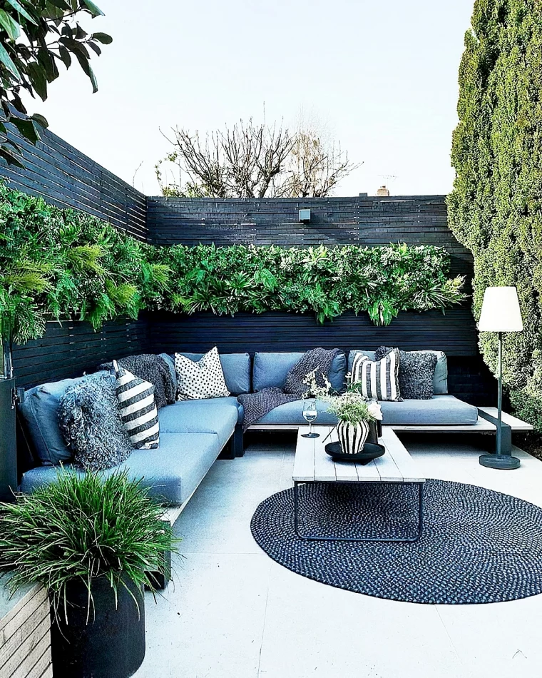 gartenzaun sichtschutz moderner kleiner garten mit hoher zaun aus dunklem holz und pflanzen