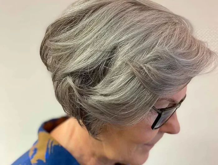 gefiederter pony layered cut with feathered bangs for gray hair