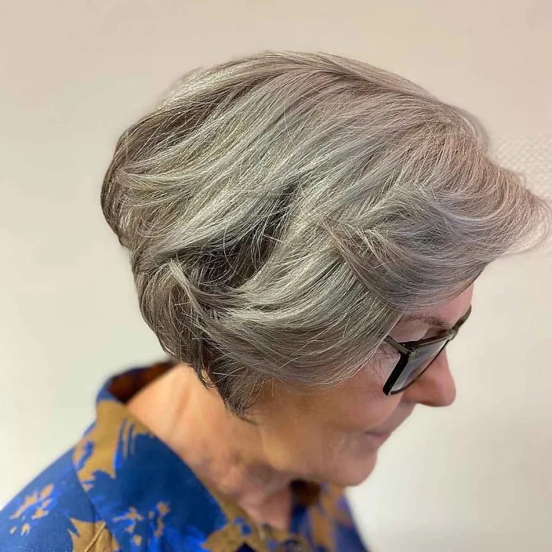 gefiederter pony layered cut with feathered bangs for gray hair