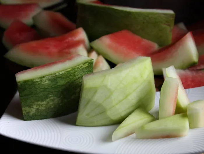 geschnittene rinde von einer grossen wassermelone ohne gruenem teil