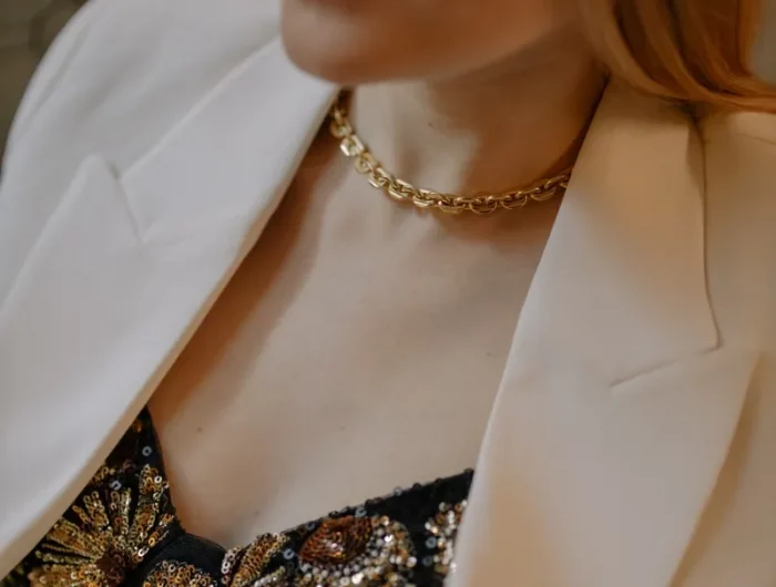 goldene kette abend outfit weiß blazer top mit perlen