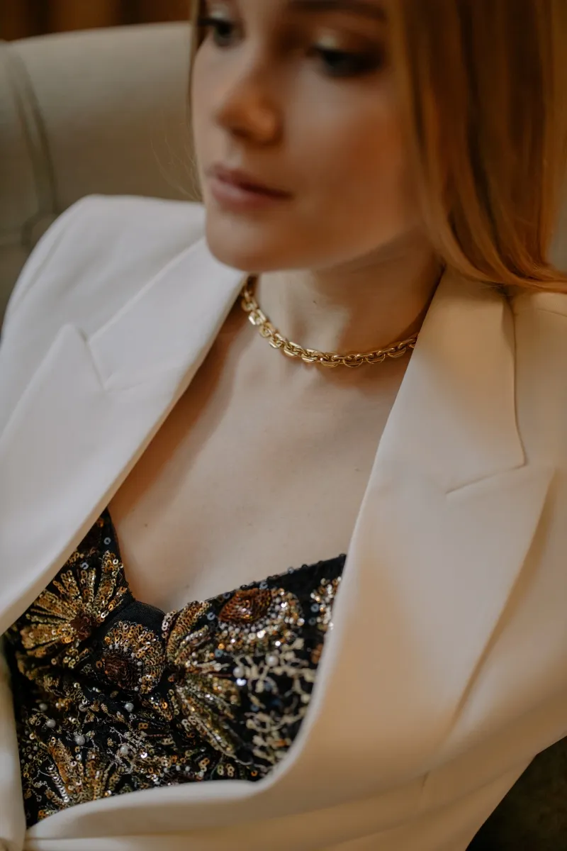 goldene kette abend outfit weiß blazer top mit perlen