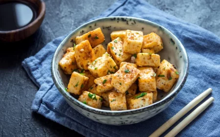 grosse schale mit tofu braun braten asiatische gerichte