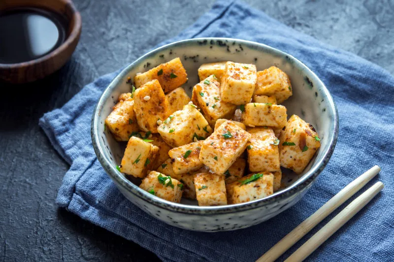 grosse schale mit tofu braun braten asiatische gerichte