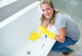 Vergilbte Badewanne reinigen - Mit diesen Hausmitteln wird Ihre Badewanne wie neu aussehen
