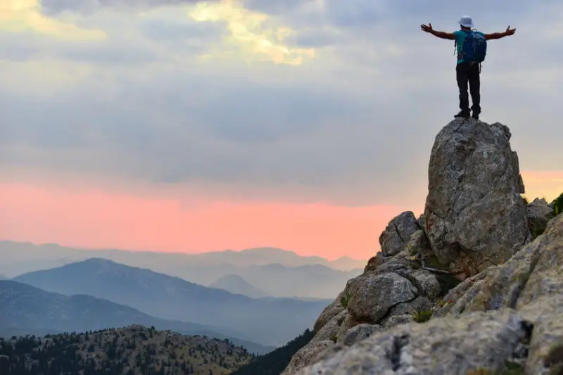 innere ruhe finden sisu finnland denken mann auf spitze im gebirge streckt die haende
