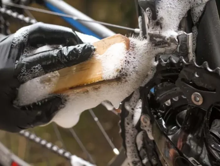 kann man die fahrradkette mit spueli reinigen womit am besten fahrradkarte reinigen mann reinigt fahhradkette mit buerste und seife