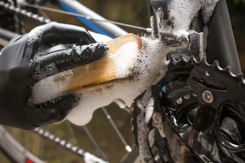 kann man die fahrradkette mit spueli reinigen womit am besten fahrradkarte reinigen mann reinigt fahhradkette mit buerste und seife