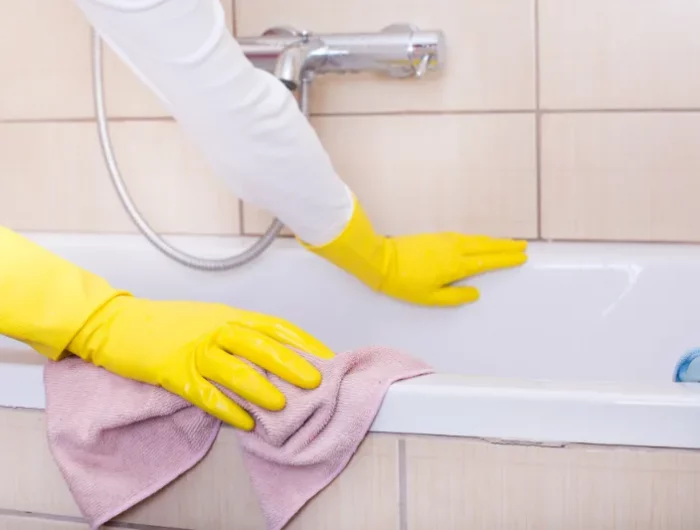 kann man die gelbe flecken von der badewanne mit essig entfernen