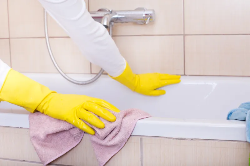 kann man die gelbe flecken von der badewanne mit essig entfernen