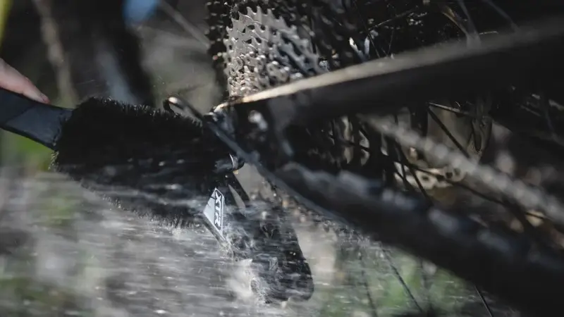 kann man eine fahrradkette mit spiritus reinigen bremsenreiniger fahrradkette reinigen man spuelt fahrradkette mit buerste