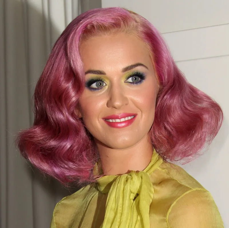 kate perry mit barbie look und pinkem retro haar